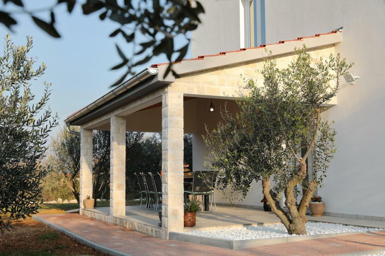 Holiday Home Hrast Debeljak ภายนอก รูปภาพ