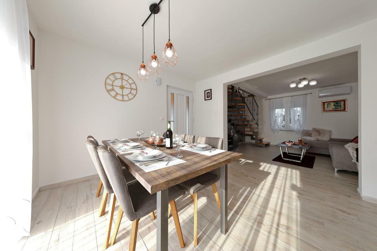 Holiday Home Hrast Debeljak ภายนอก รูปภาพ