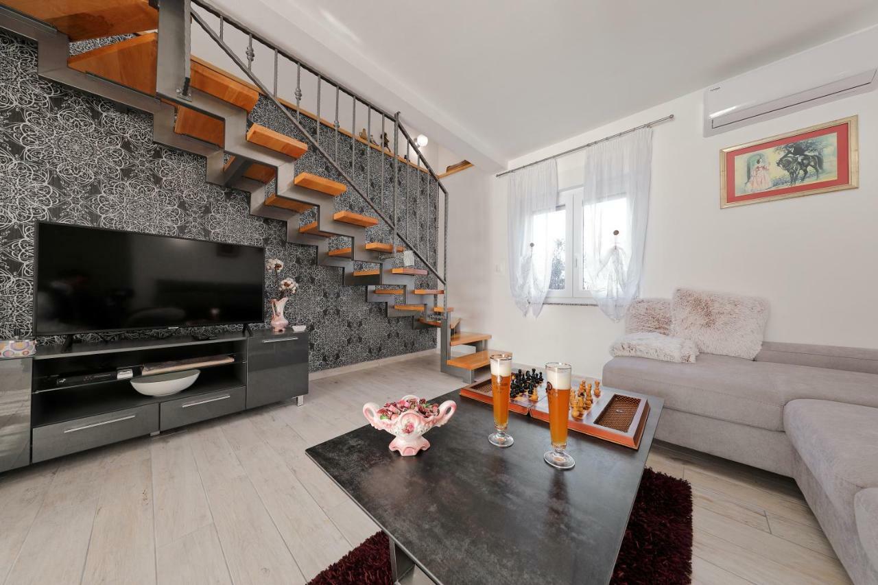 Holiday Home Hrast Debeljak ภายนอก รูปภาพ