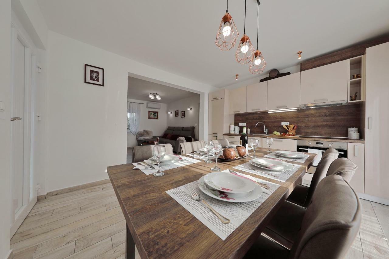 Holiday Home Hrast Debeljak ภายนอก รูปภาพ
