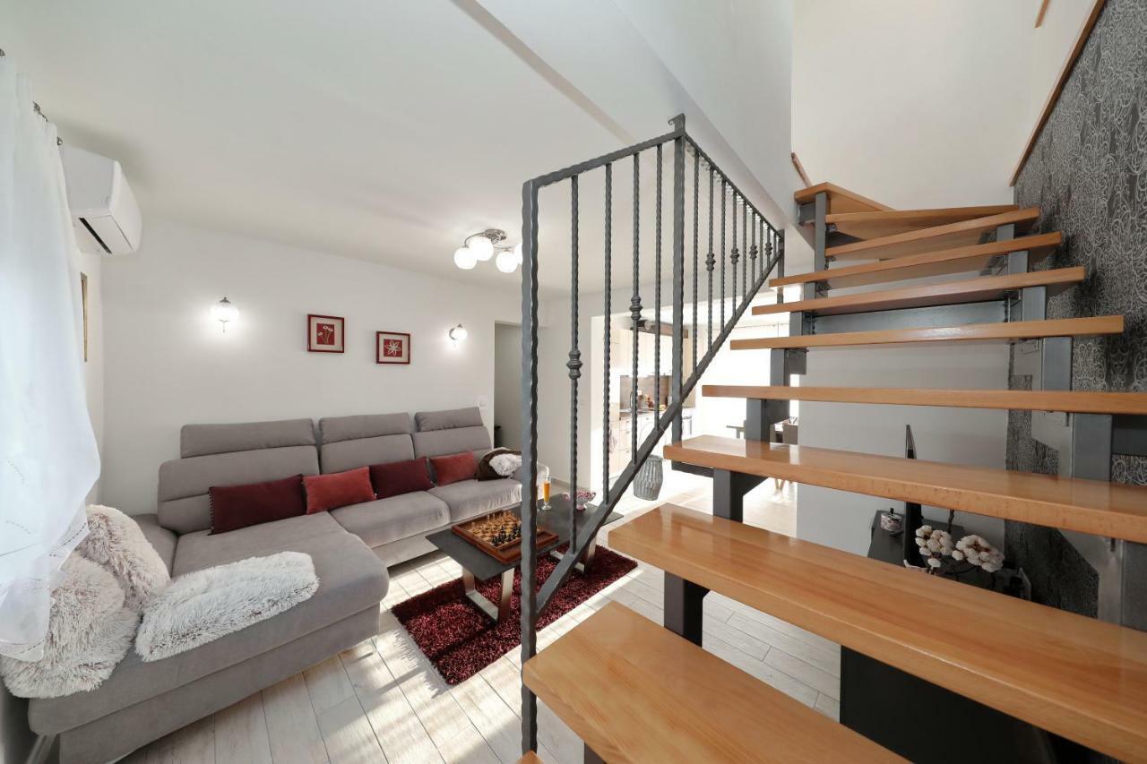 Holiday Home Hrast Debeljak ภายนอก รูปภาพ