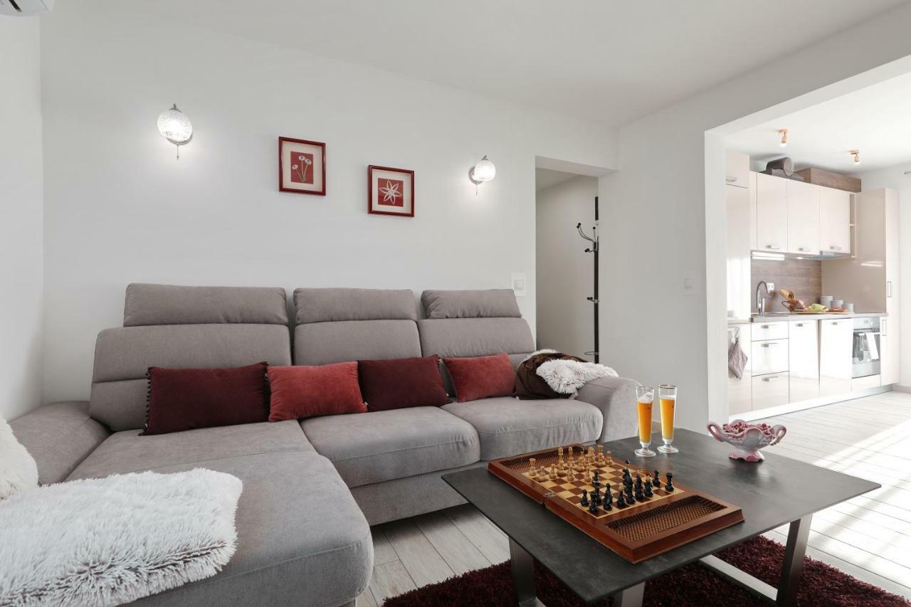 Holiday Home Hrast Debeljak ภายนอก รูปภาพ
