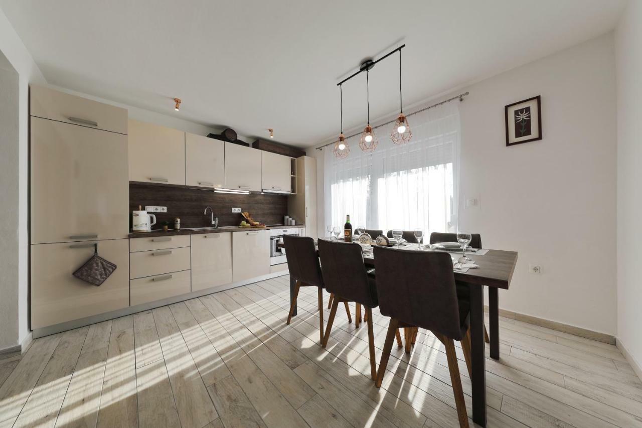 Holiday Home Hrast Debeljak ภายนอก รูปภาพ
