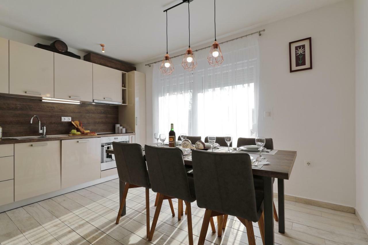 Holiday Home Hrast Debeljak ภายนอก รูปภาพ