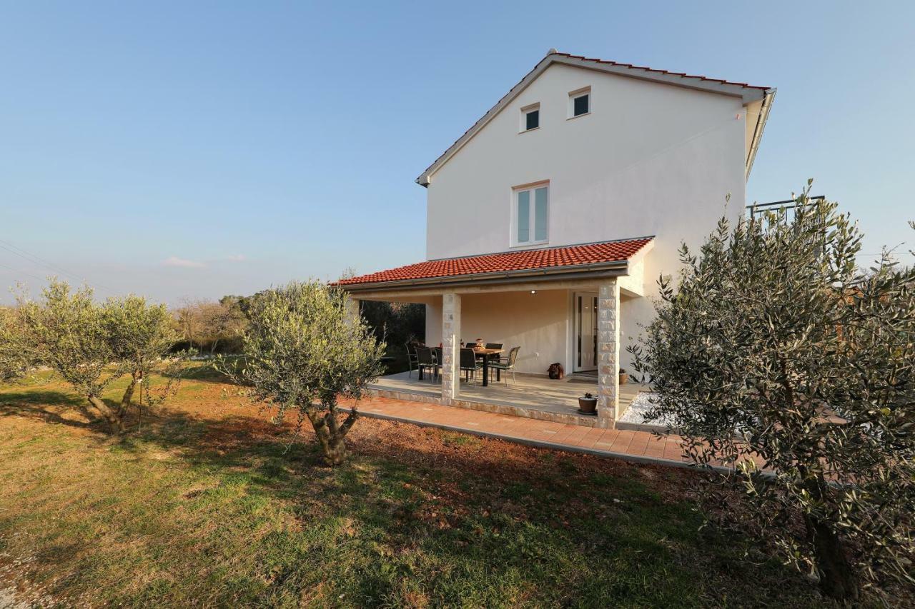 Holiday Home Hrast Debeljak ภายนอก รูปภาพ