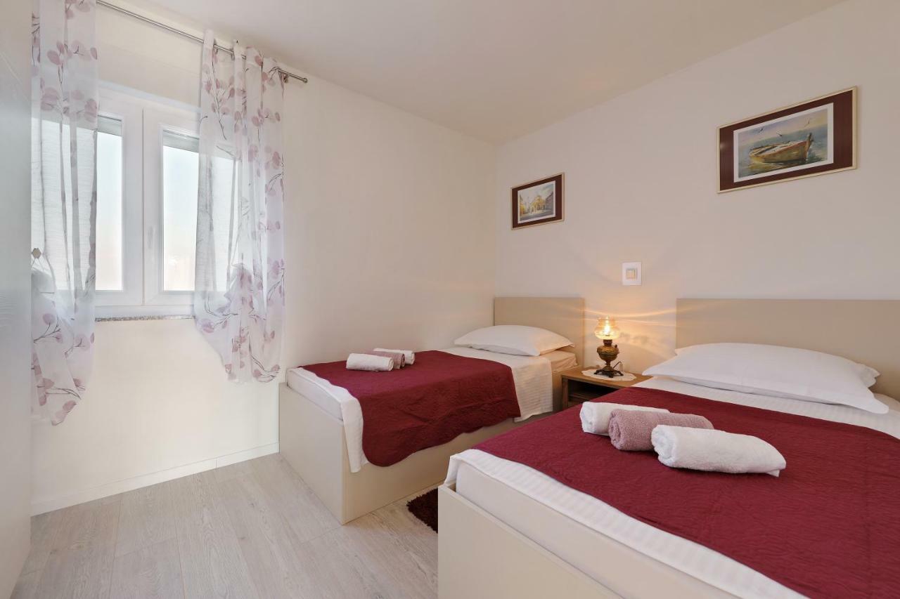 Holiday Home Hrast Debeljak ภายนอก รูปภาพ