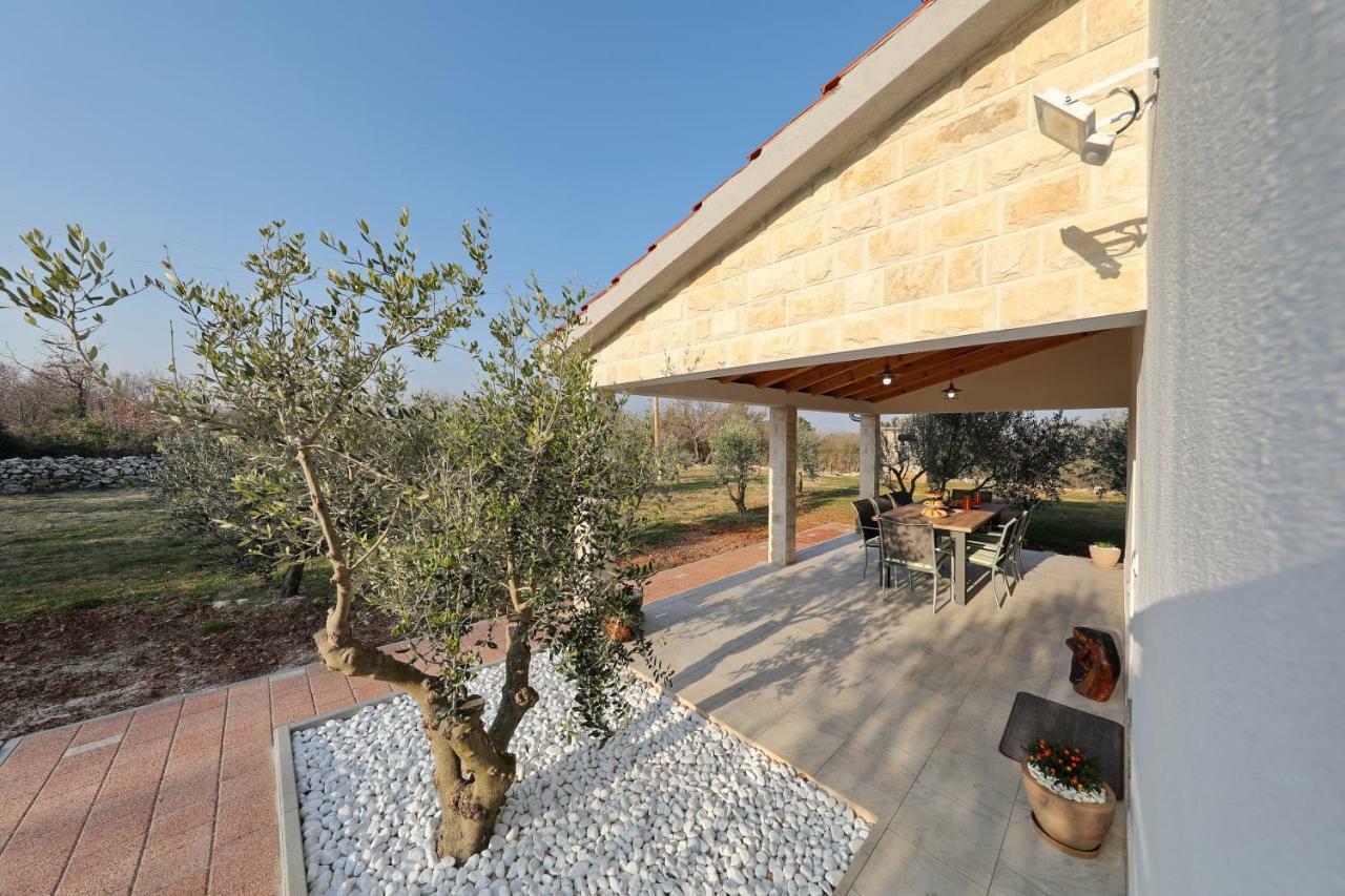 Holiday Home Hrast Debeljak ภายนอก รูปภาพ